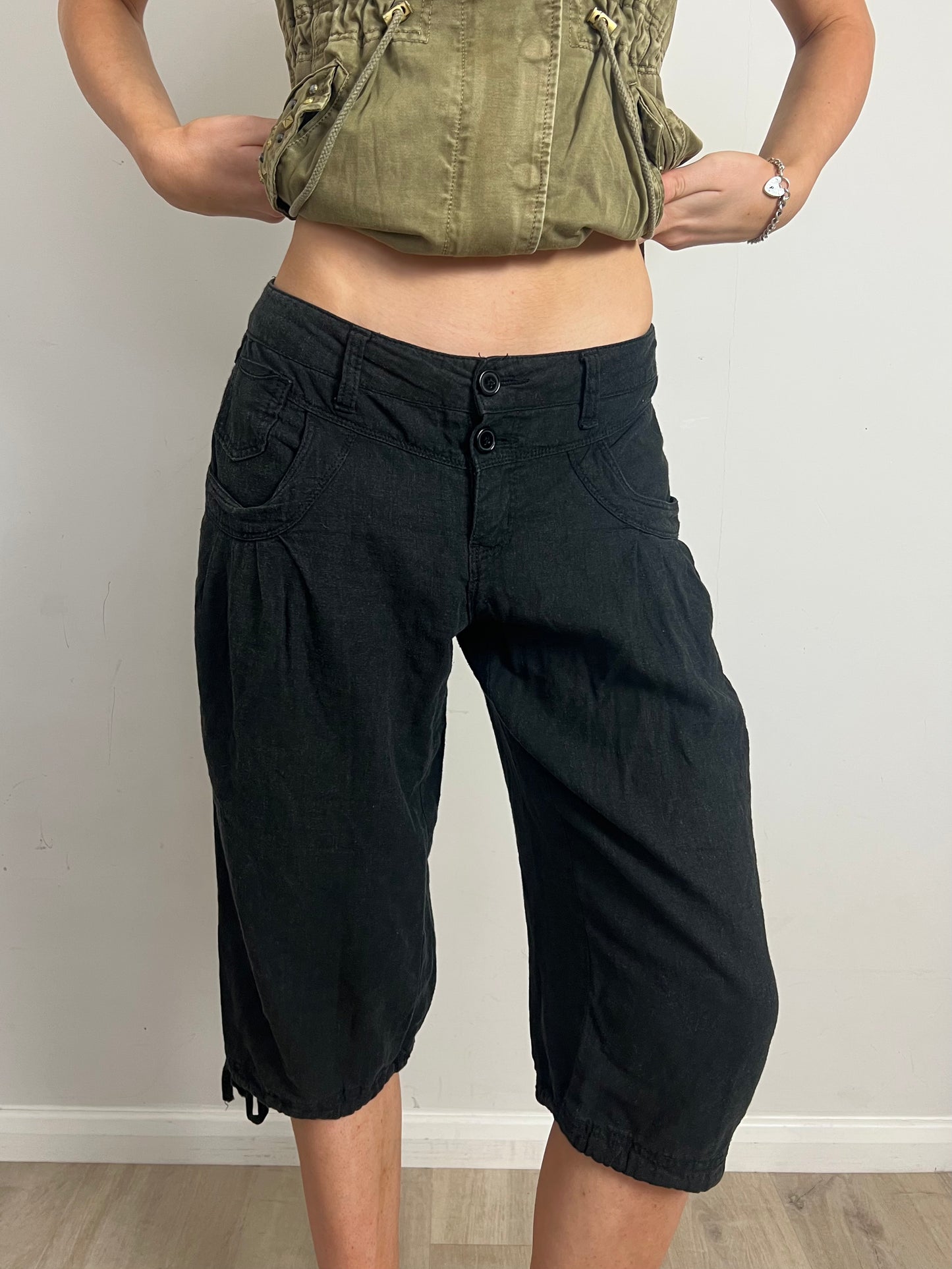 black capris, L