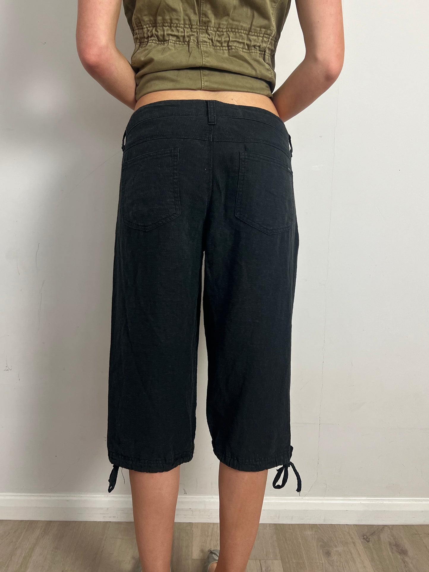 black capris, L