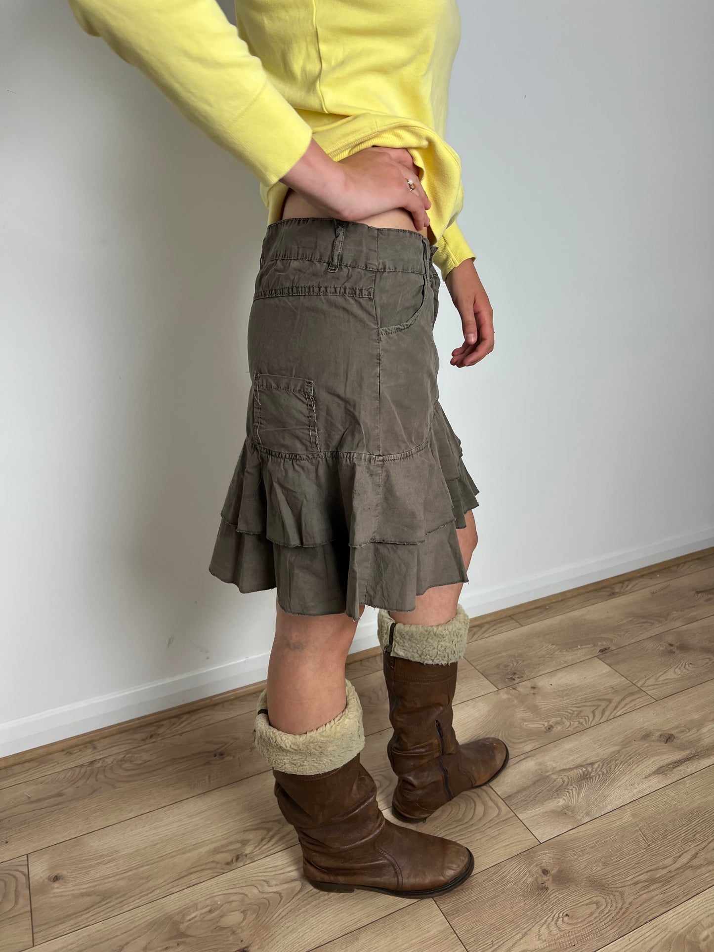 Vintage khaki ruffle skirt, M